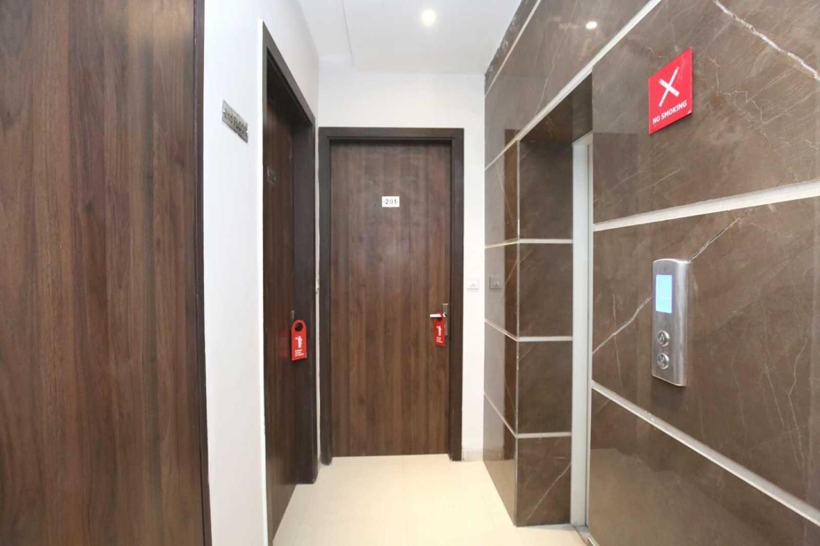 Hotel O Grand Star Amritsar Buitenkant foto